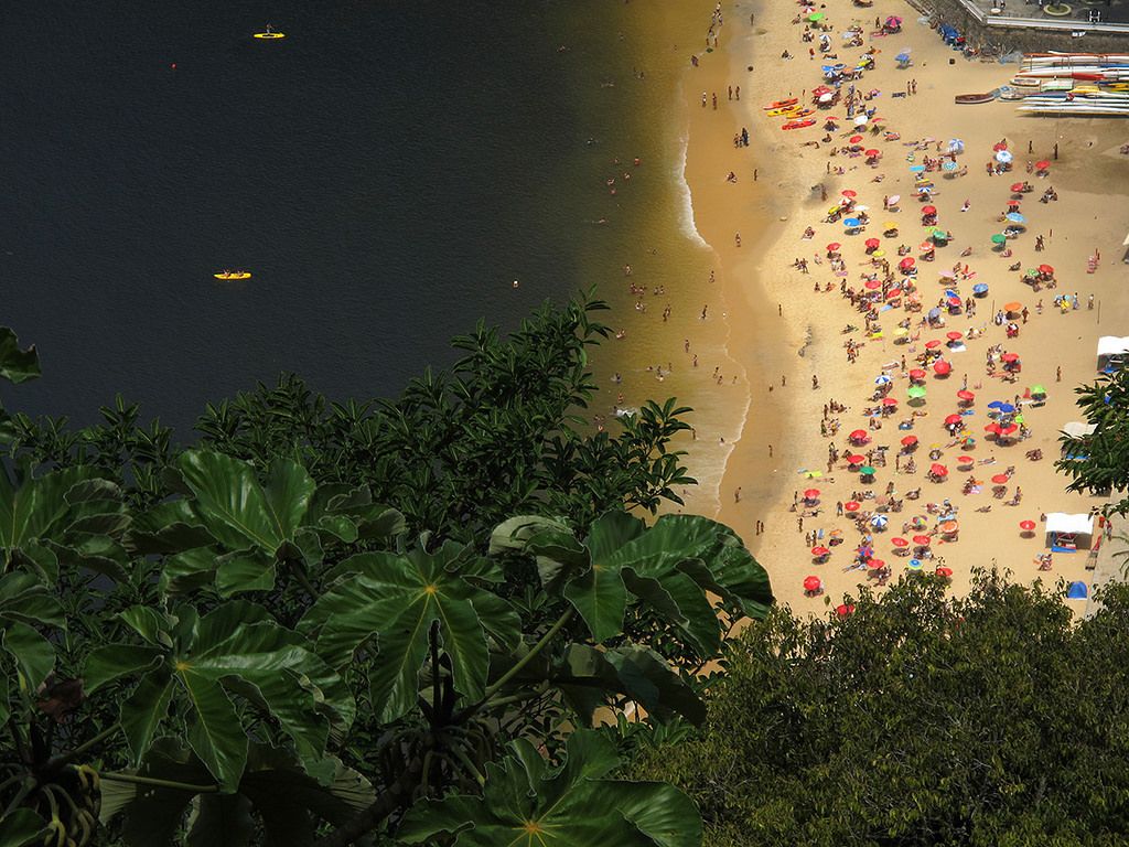 Vista de la arena y el mar en Praia Vermelha desde Morro da Urca en Río de Janeiro.