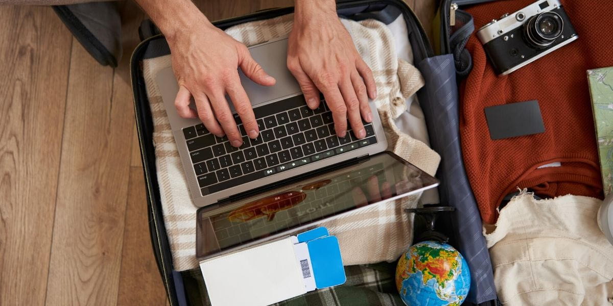 Persona usando una notebook para hacer reservas de viaje