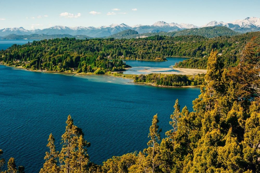 La Isla Victoria es uno de los destinos naturales más emblemáticos y visitados en San Carlos de Bariloche, situada en el corazón del Lago Nahuel Huapi, dentro del Parque Nacional homónimo.