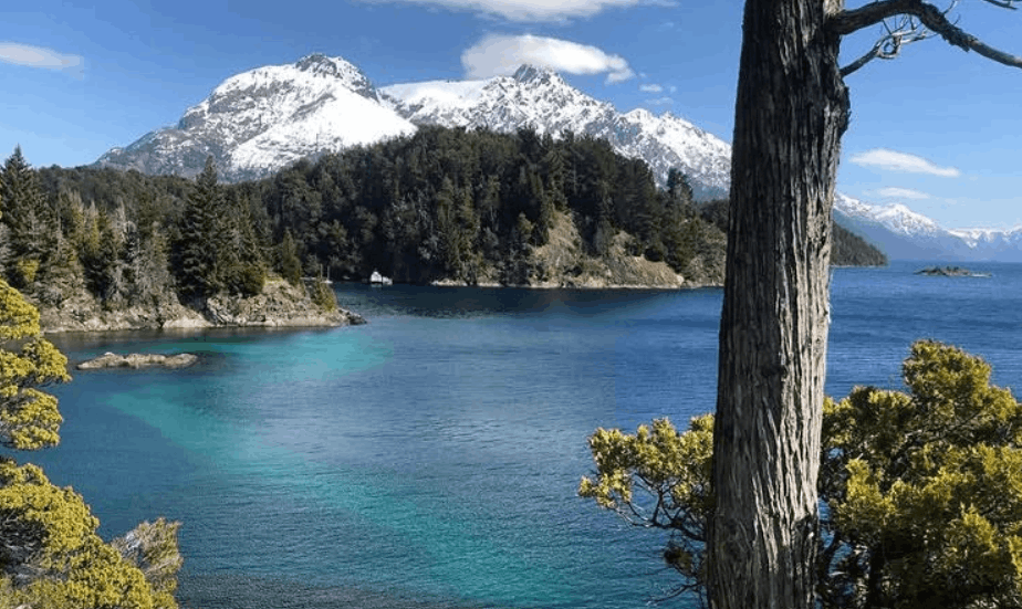 Vista de la costa del Nahuel Huapi en Villa Tacul, Bariloche, Argentina