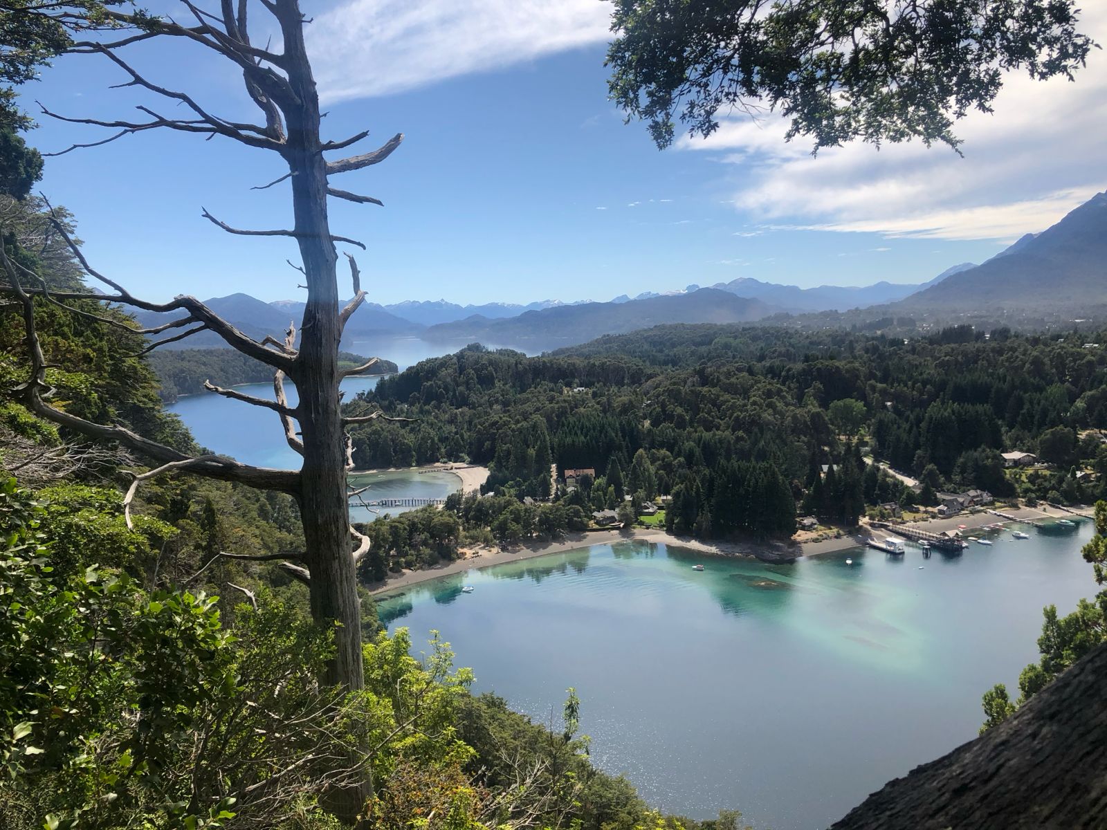 Villa La Angostura, conocida como el Jardín de la Patagonia, una pintoresca aldea de montaña a orillas del Lago Nahuel Huapi.