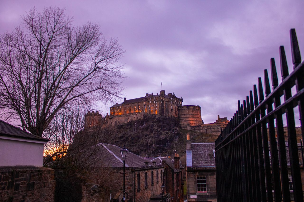 Vista a partir da parte alta de The Vennel durante o entardecer com o castelo iluminado.